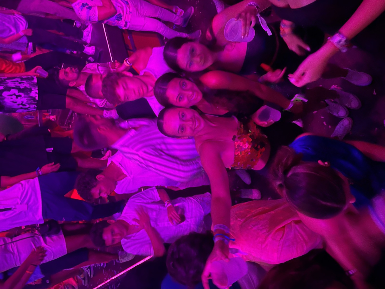 Graduandos celebrando en Punta Cana