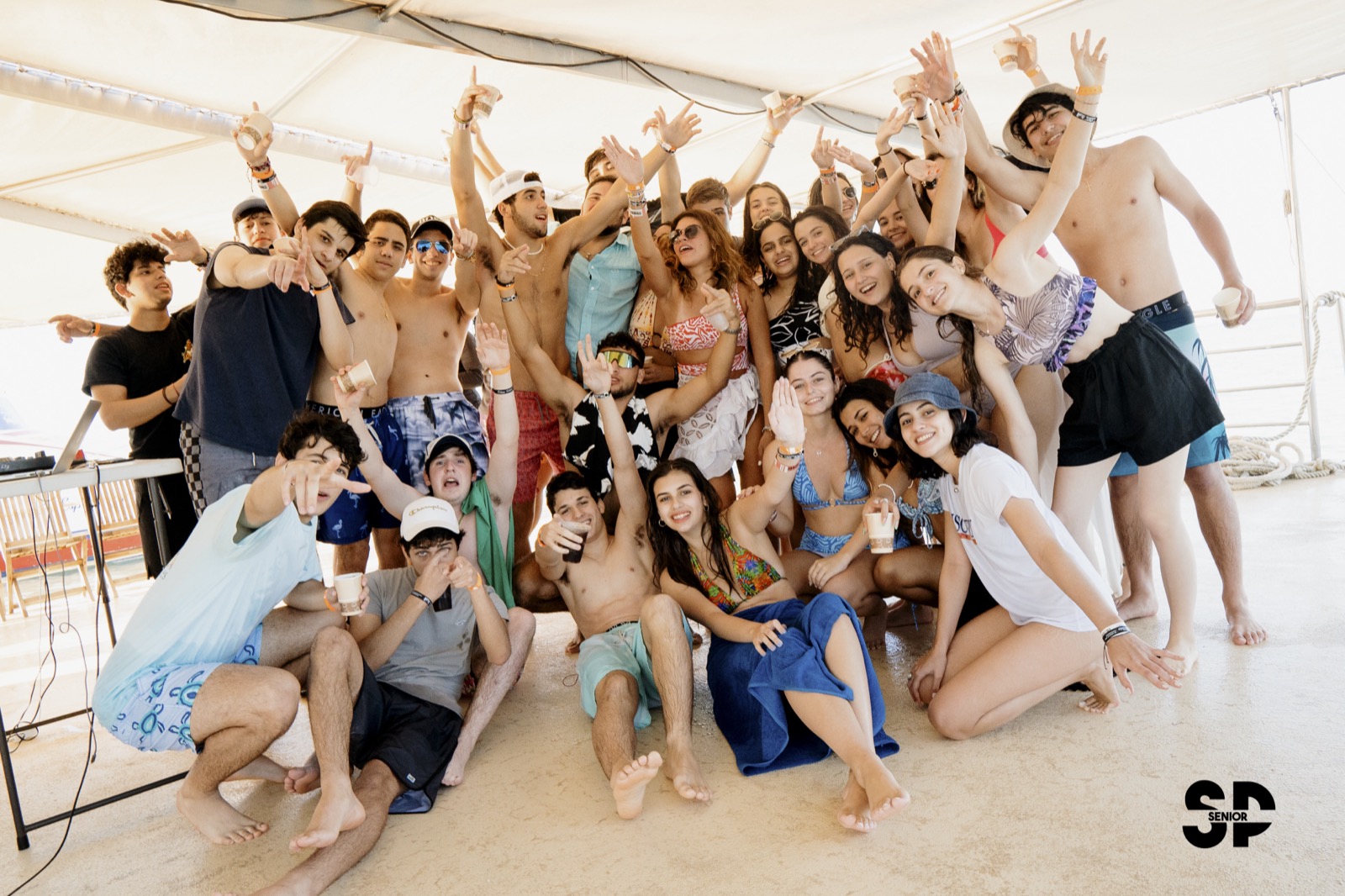Grupo de graduandos en la playa