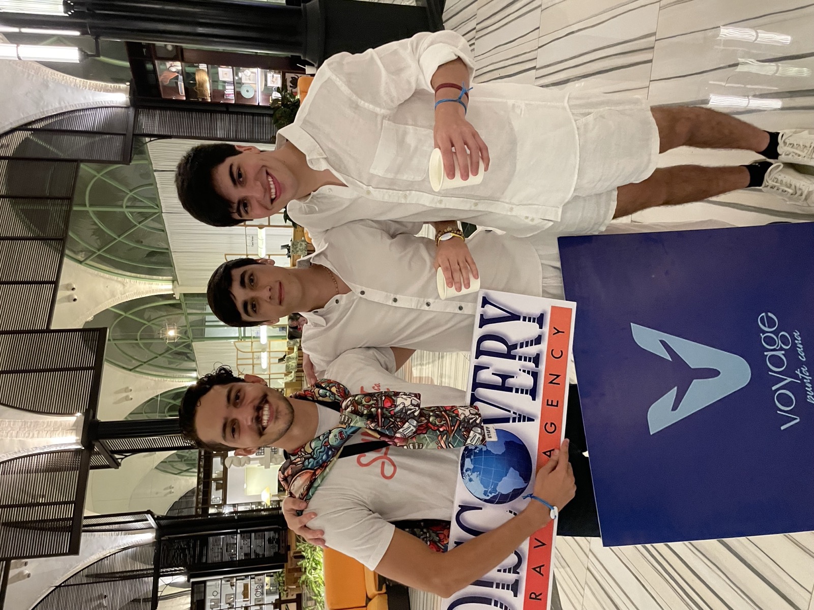 Graduandos con el cartel de Discovery Travel Agency