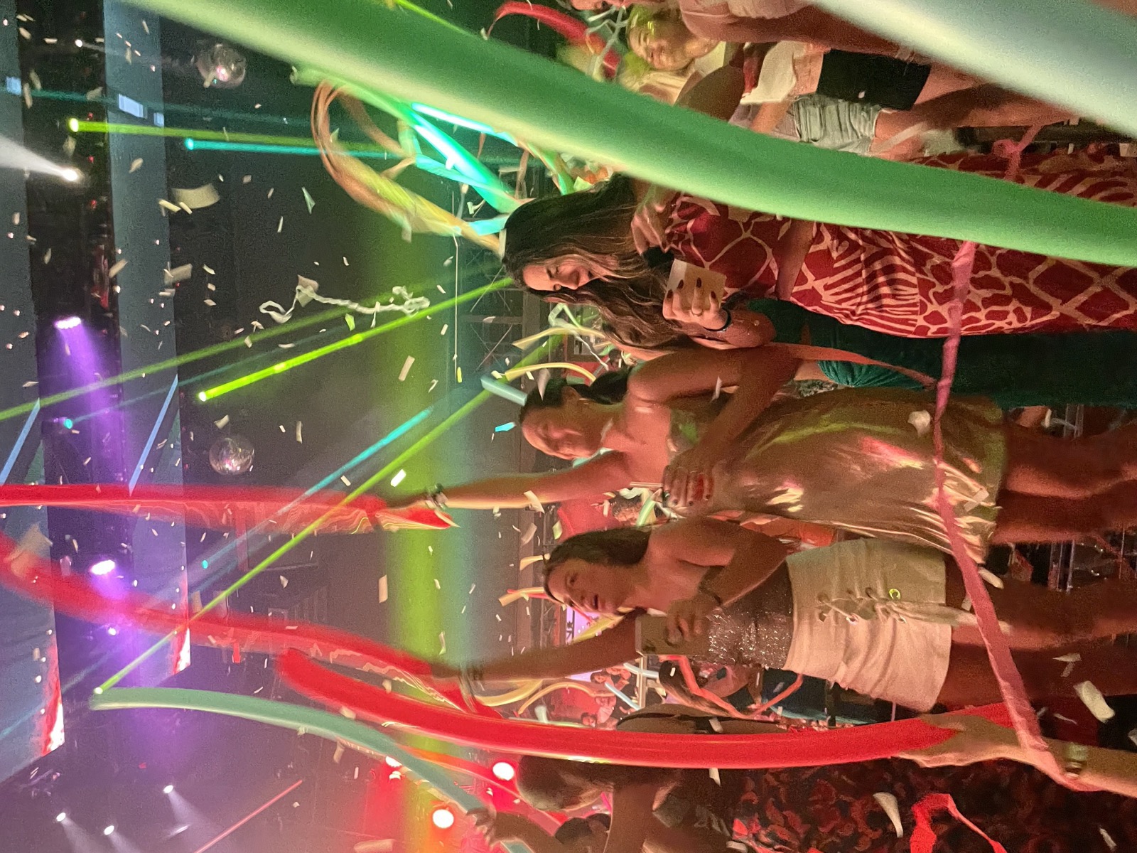 Graduandos celebrando con confeti