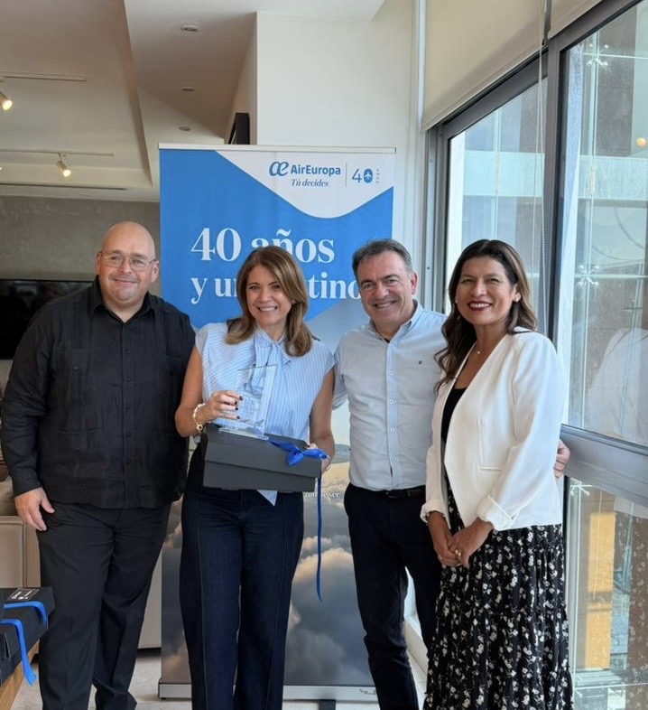 Equipo de Viajes Discovery recibiendo reconocimiento de Air Europa